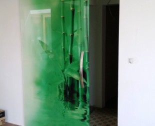 farebné sklenené posuvné dvere